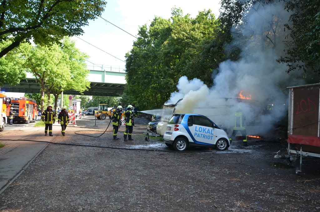 Wohnwagenbrand Koeln Rodenkirchen vor der Bruecke P127.JPG